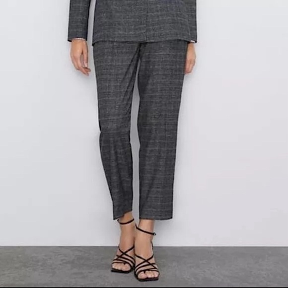 Zara Checked Darted Trousers Size S
Preowned/no flaws
Style 2761/254/802 - Picture 5 of 10